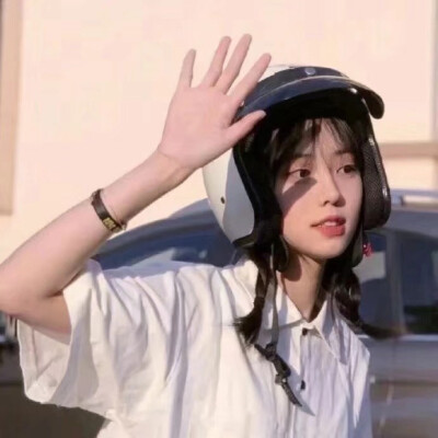 戴头盔的超美真人女生微信头像