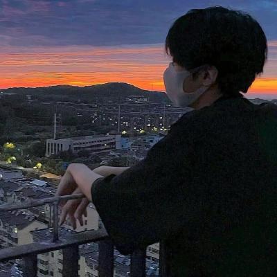 气质绝佳的男生头像