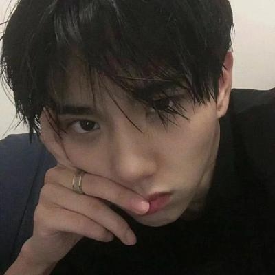 很颓废的丧系男生头像