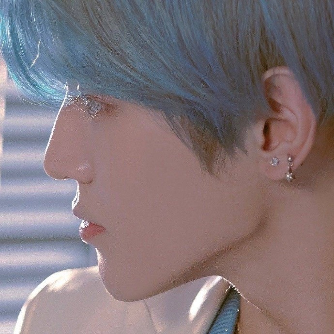 忧郁帅气超拽的男生微信头像