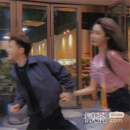 浪漫的情侣牵手奔跑图
