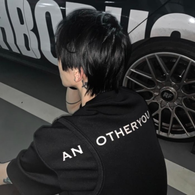 微丧高冷的男生真人微信头像