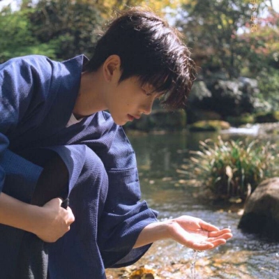 复古很文艺的帅气男生微信头像