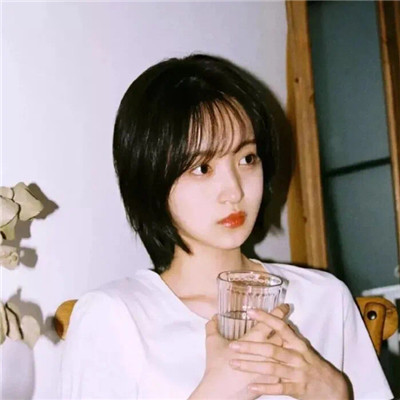 高颜值帅气短发女生微信头像