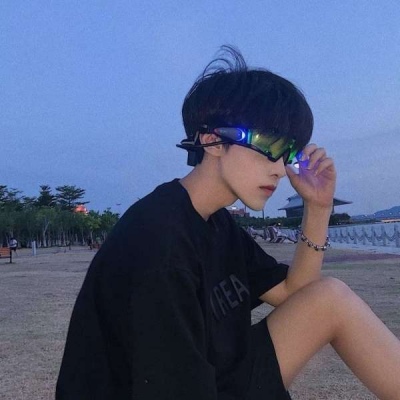 潮流的帅气酷酷男生微信头像