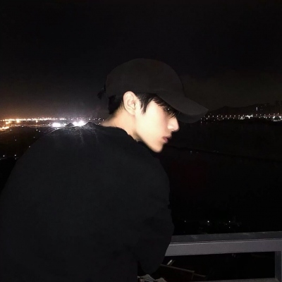 侧脸冷酷帅气男生微信头像