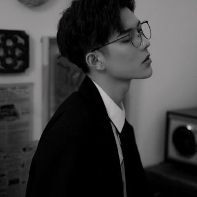 很火的丧系帅气侧脸男生头像