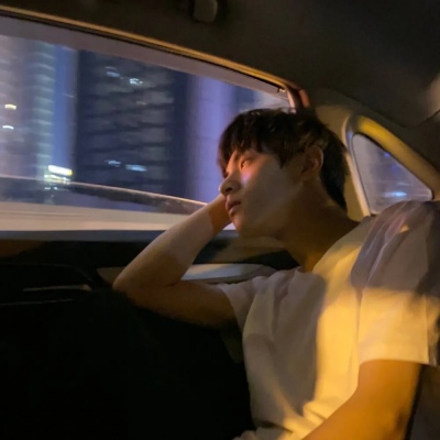 儒雅帅气的禁欲系男生微信头像