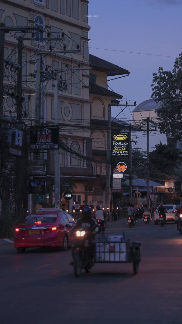 夜幕下的烟火人间微信朋友圈配图