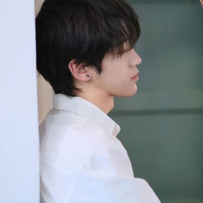 男生深沉的又比较忧郁的头像