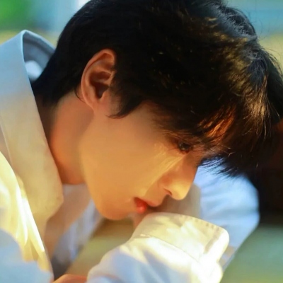 侧脸冷酷帅气男生微信头像