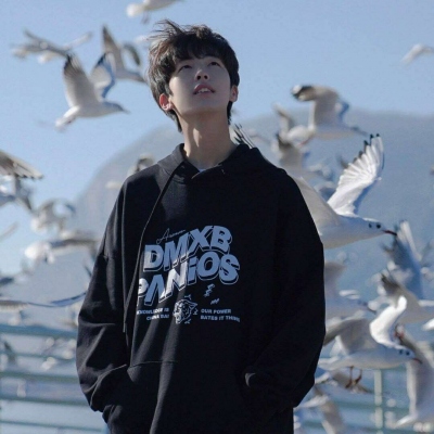 复古很文艺的帅气男生微信头像