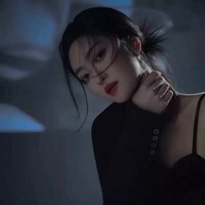 心情低落的伤感女生头像