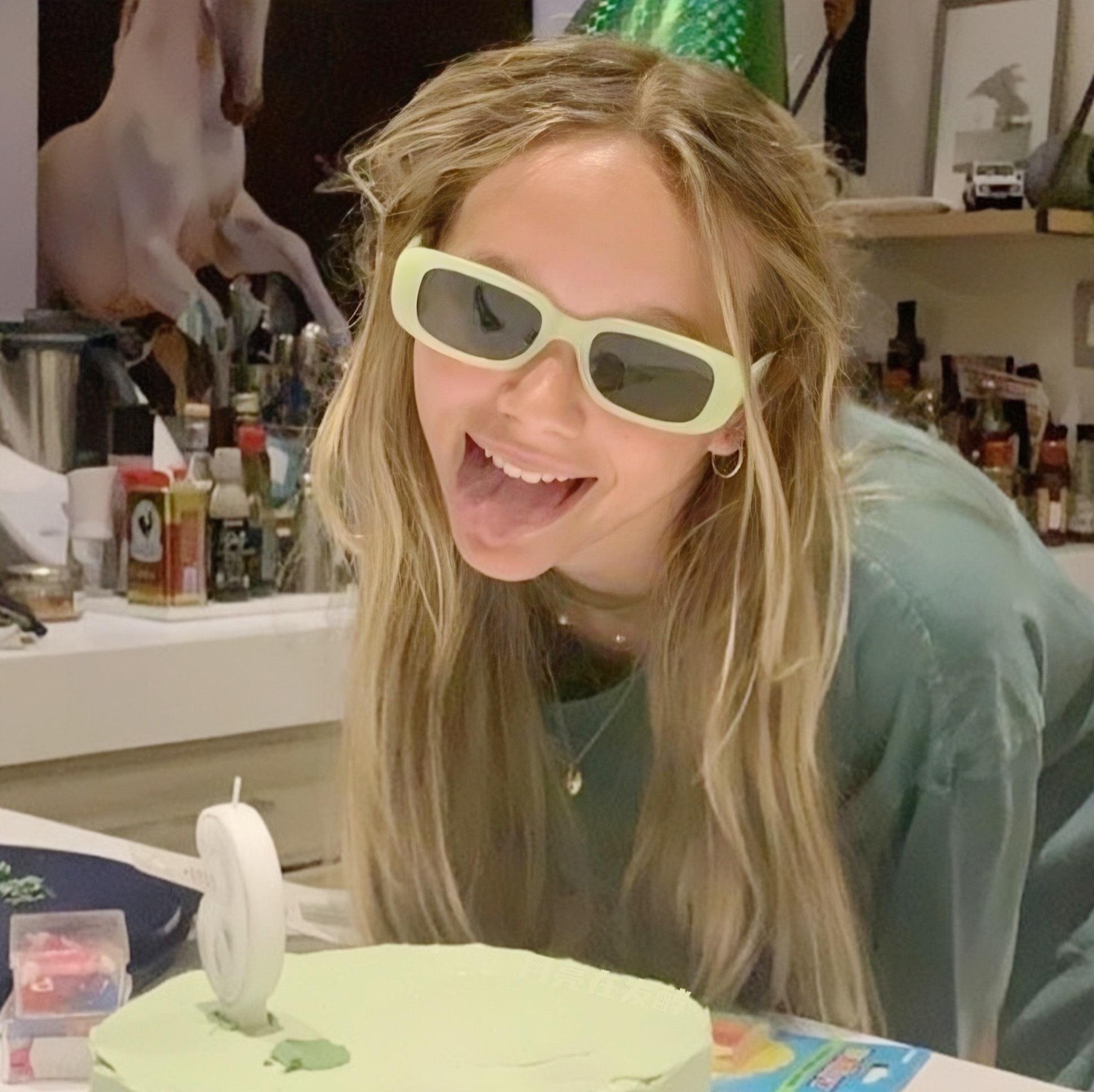 欧美墨镜帅气女孩微信头像