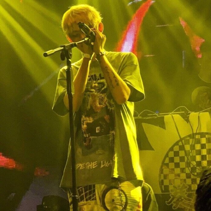 忧郁深沉的男生个性微信头像