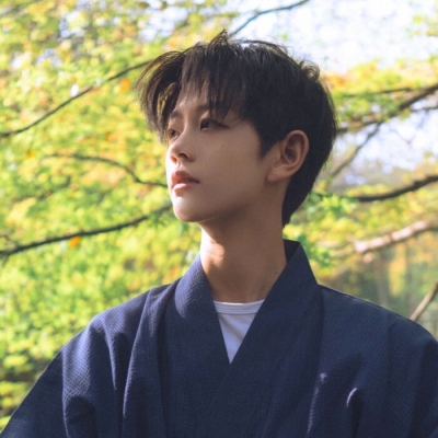 干净清爽阳光的男生微信头像