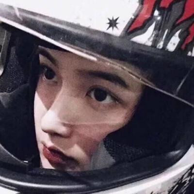 戴头盔的超美真人女生微信头像