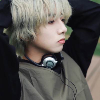 高冷的帅气男生微信头像