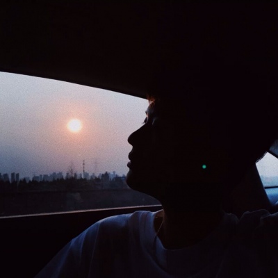 看着舒服但又很霸气的男生头像