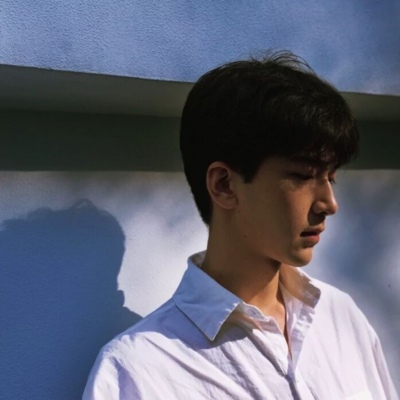 温文尔雅英姿飒爽的男生微信头像