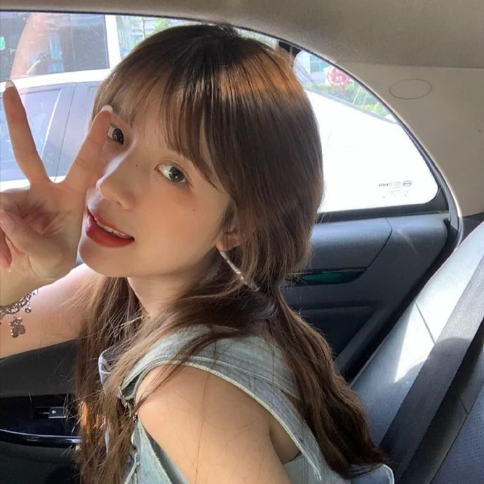 开朗笑容明媚的女生微信头像