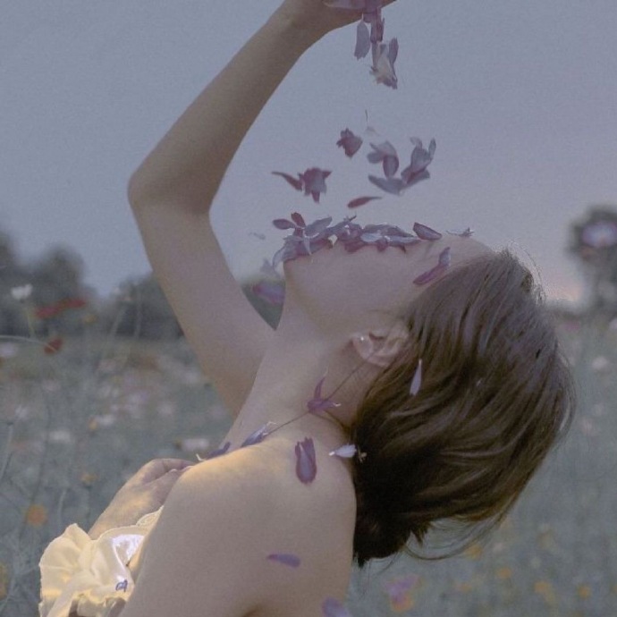 忧郁飒爽女生微信头像