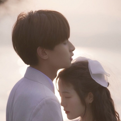 一左一右的夕阳下的情侣微信头像