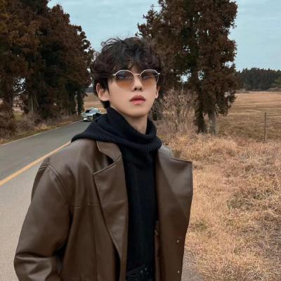 简约小众酷酷男生头像