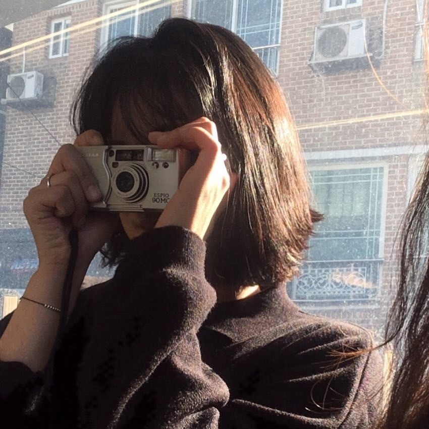 女孩与相机可爱微信头像