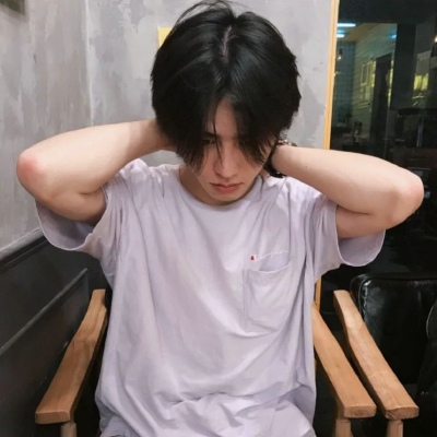 温文尔雅英姿飒爽的男生微信头像