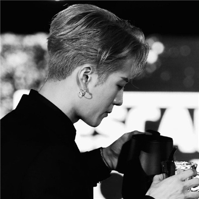 黑白系超酷超的帅气男生头像