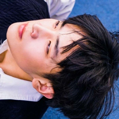 复古很文艺的帅气男生微信头像