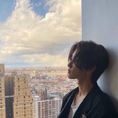 温文尔雅英姿飒爽的男生微信头像