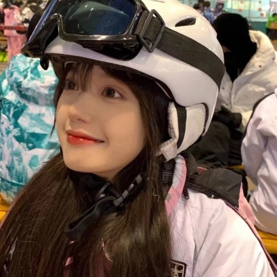 戴头盔的超美真人女生微信头像