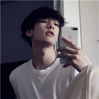 冷酷个性男生自拍微信头像