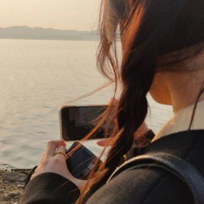 露脸的女生气质头像