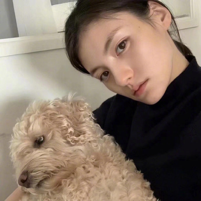 逗猫的可爱女生微信头像