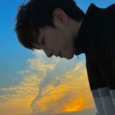 侧脸冷酷帅气男生微信头像