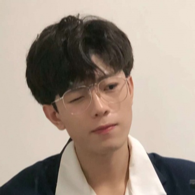气质绝尘的干净男生帅气微信头像