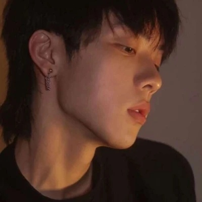 儒雅帅气的禁欲系男生微信头像