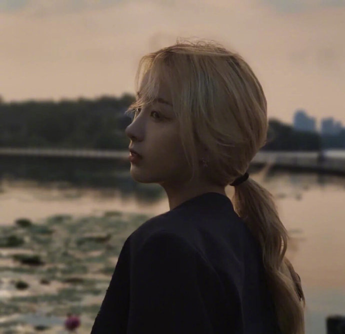 洒脱漂亮的小姐姐微信头像