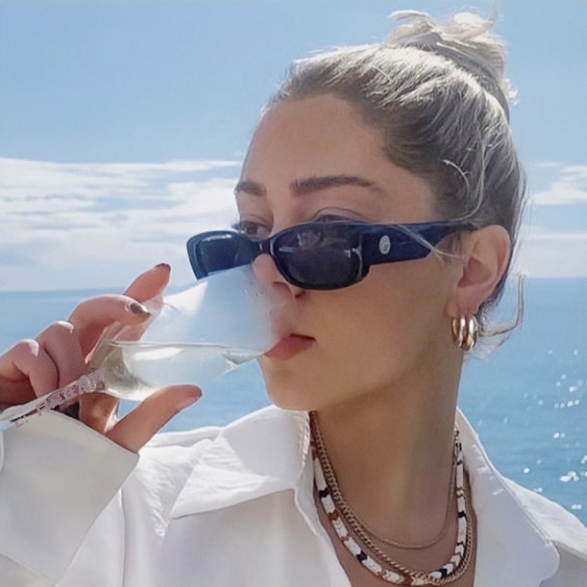 欧美墨镜帅气女孩微信头像