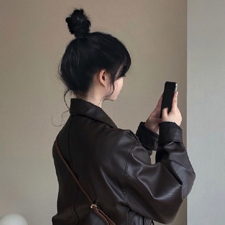 无证脸背影帅气女孩微信头像