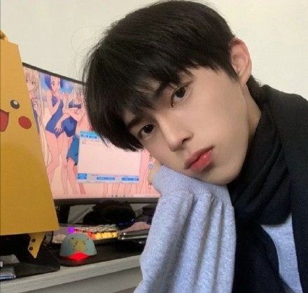 白净帅气男生微信头像