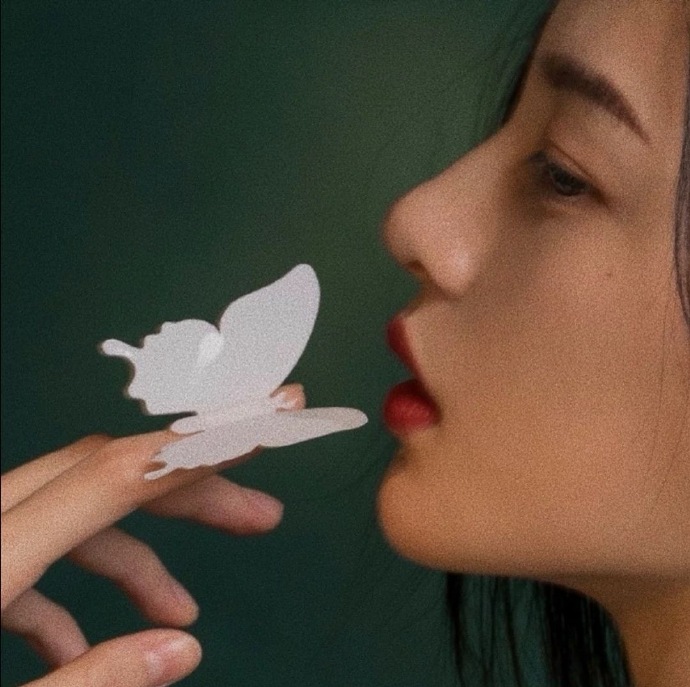 忧郁飒爽女生微信头像