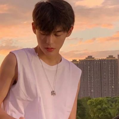 真人男头很飒又帅气