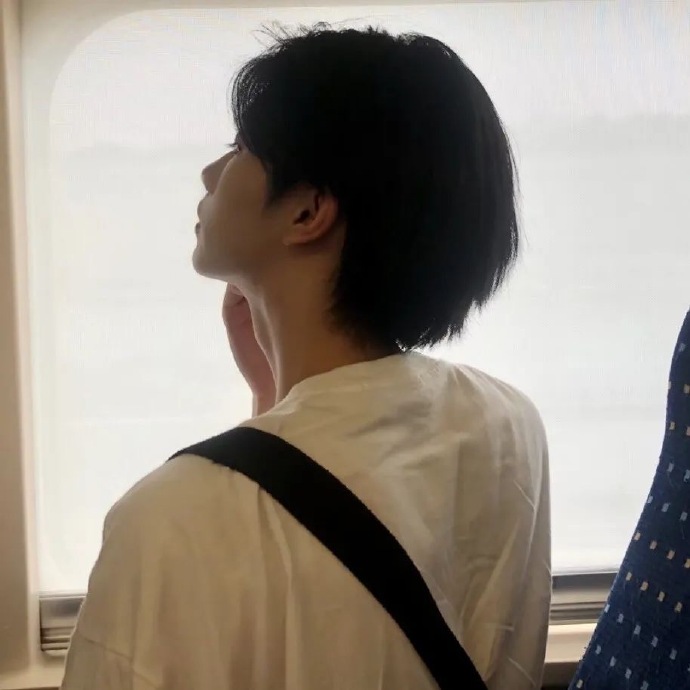 男生深沉忧伤微信头像