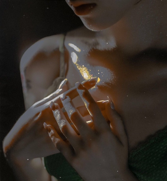 忧郁飒爽女生微信头像