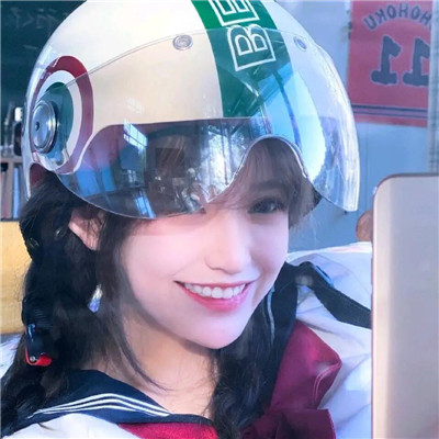 戴头盔的超美真人女生微信头像