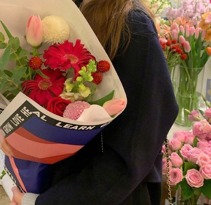 不露脸怀抱鲜花微信头像